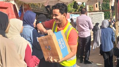 توزيع مياه وشوكولاتة على طلاب الثانوية قبل دخول لجان الفيوم 