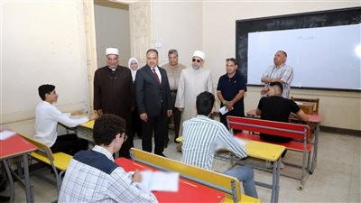 محافظ الشرقية يتفقد لجان امتحانات الثانوية الأزهرية 