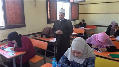 طلاب الأدبي يؤدون امتحان اللغة الإنجليزية بالثانوية الازهرية في الإسماعيلية 