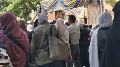 الأهالي يستقبلون أبنائهم أمام مدرسة هشام شتا بعد انتهاء أول أيام امتحانات الثانوية 