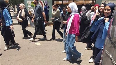 ارتياح بين طلاب الثانوية العامة بلجنة مدرسة هشام شتا لسهولة الامتحانات 