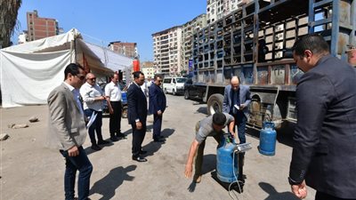 محافظ الدقهلية يستوقف سيارة أنابيب للتأكد من معايرة الأسطوانة بالميزان