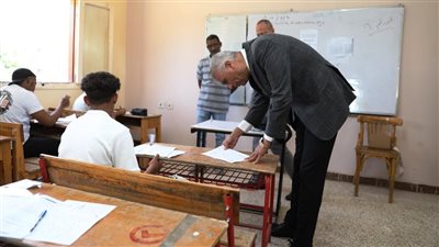 محافظ أسوان يتفقد لجان امتحانات الثانوية العامة 