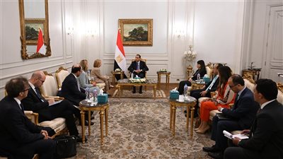 رئيس الوزراء يلتقي نائب رئيس بنك الاستثمار الأوروبي والوفد المرافق لها
