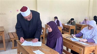 طلاب القسم الأدبي بالشهادة الثانوية يستأنفون امتحاناتهم بمادة اللغة الإنجليزية