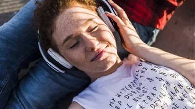 دراسة تكشف تأثير الموسيقى الحزينة على الصحة النفسية والقلية.. النتائج صادمة 