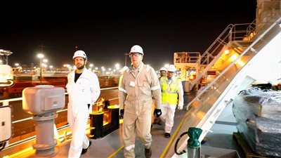 وزير البترول والثروة المعدنية يتفقد أعمال تجهيز سفينة التغييز 