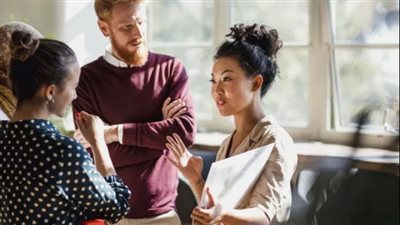 مفاتيح التواصل البشري..نصائح لفهم تعبيرات الوجه والإيماءات