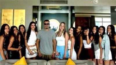 عمرو دياب يفاجئ جيسيكا حماده إسماعيل في عيد ميلادها الـ15.. وأصدقاؤها يتركون الحفل لالتقاط الصور 