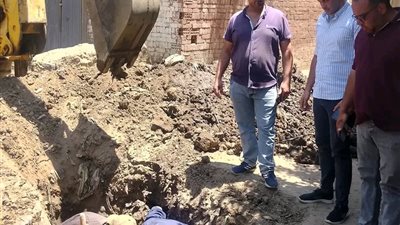 إصلاح خط المياه الرئيسي بقرية برهيم بالمنوفية بعد انقطاع المياه لعدة أيام|صور      
