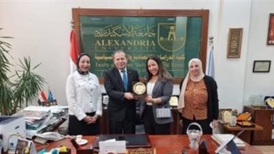 عميد كلية الدراسات الاقتصادية والعلوم السياسية بالإسكندرية يستقبل الملحقين الدبلوماسيين 