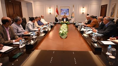 محافظ جنوب سيناء يعقد اجتماعًا موسعًا لتحسين الخدمات ورفع مستوى المعيشة