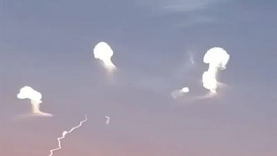 خبير بيئة ومناخ يكشف سر تشكل سحب مضيئة في سماء مصر (فيديو)