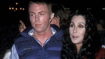 خلاف حاد بين المطربة شير وزوجة ابنها بعد تعرضه لجرعة مخدرات زائدة 