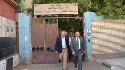 محافظ أسيوط يتفقد أعمال لجنة النظام والمراقبة وتصحيح ورصد الدرجات للشهادة الإعدادية