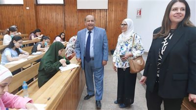 نائب رئيس جامعة القاهرة يتفقد لجان امتحانات الكليات الطبية 