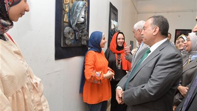 محافظ أسيوط يفتتح المعرض الفني قضايا لأعمال الأشغال الفنية لتدوير المخلفات البيئية