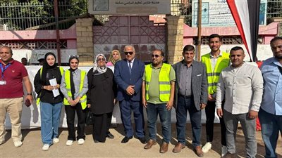 توزيع المياه المعدنية والشيكولاتة والأقلام والورد على طلاب الثانوية العامة بالفيوم