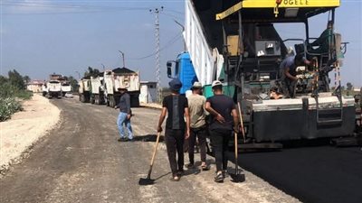 محافظ الشرقية يتابع أعمال رصف بديرب نجم بـ 15.6 مليون جنيه