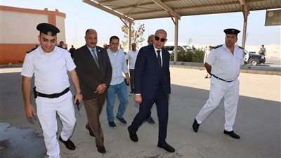 محافظ المنيا يحيل مسؤولي إحدى المدارس للتحقيق للتقصير وعدم النظافة 