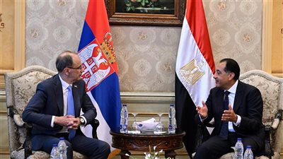 مدبولي يستقبل رئيس وزراء صربيا بمطار القاهرة الدولي
