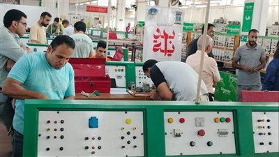 وزير العمل يُعلن حصول 456 مُتدربًا على 