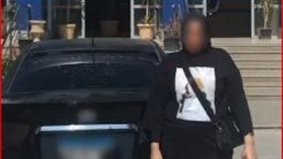 طمثت لوحات سيارتها.. ضبط ربة منزل تحاول الهروب من المخالفات| فيديو 