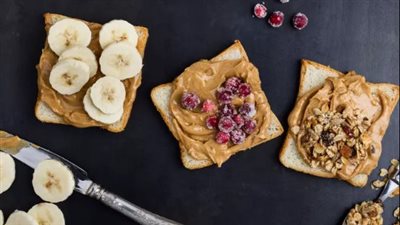 زبدة اللوز أم زبدة الفول السوداني: من تتفوق في القيمة الغذائية؟