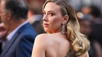 سكارليت جوهانسون تخطف الأنظار في العرض الأول لفيلم Jurassic World  بلندن