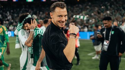 أهلي جدة يخطر يايسله بالاستمرار في منصبه.. رسميًا