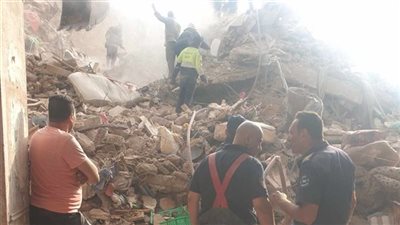 استمرار البحث عن مفقودين أسفل انقاض عقار السيدة زينب المنهار 