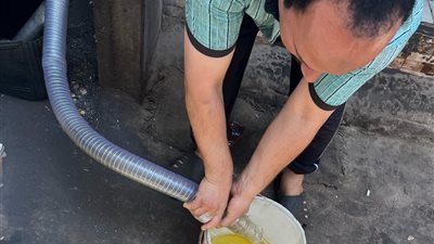 ضبط زيوت طعام مجهولة المصدر قبل بيعها بالفيوم 