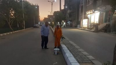 رئيس مدينة قوص يتابع أعمال الدهانات بشارع طريق النصر