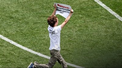 يطلب دعم القطط والكلاب ..  مشجع يقتحم ملعب مباراة الوداد والسيتي بلافتة مثيرة للجدل