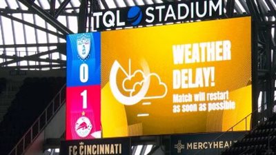 إيقاف مباراة سالزبورج وباتشوكا بسبب الطقس السئ