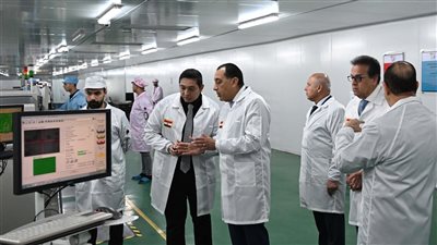 مدبولي يتفقد تصنيع شاشات التليفزيون والهواتف بمصنع صافي جروب بـ6 أكتوبر