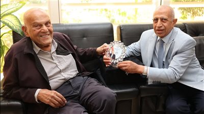 رئيس الأكاديمية العربية يلتقي السير مجدي يعقوب فى أسوان ويثمن دوره في خدمة البشرية