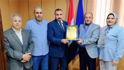 وكيل زراعة البحيرة يُكرّم إدارة دمنهور لنجاحها في الحفاظ على الرقعة الزراعية 