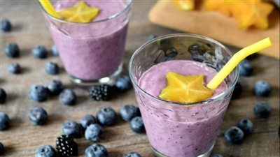 طريقة عمل سموذي المانجو والتوت الأزرق المنعش