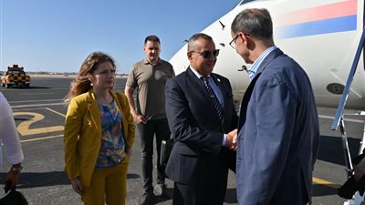 محافظ جنوب سيناء يستقبل رئيس وزراء صربيا بمطار شرم الشيخ الدولي