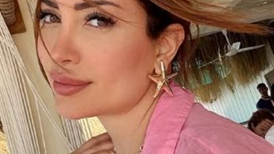 نسرين طافش تبرز رشاقتها بـ هوت شورت أمام البحر 