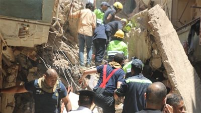 محافظ القاهرة يُشرف على عمليات إنقاذ سكان العقارين المنهارين بحدائق القبة