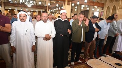 محافظ جنوب سيناء يؤدي صلاة الجمعة بمسجد المصطفى 