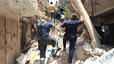 استخراج ناجٍ جديد من سكان العقارين المنهارين بحدائق القبة