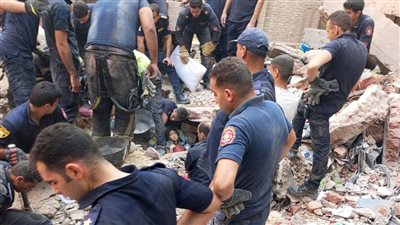استخراج طفلة من أسفل أنقاض العقارين المنهارين بحدائق القبة