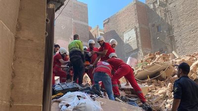 خروج مصابة جديدة  من أسفل أنقاض عقارات حدائق القبة 