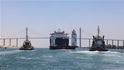 سفن حاويات عملاقة تستأنف مرورها بقناة السويس.. صور