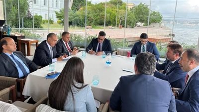 وزير الخارجية والهجرة يلتقي بمجموعة من رجال الأعمال الأتراك خلال زيارته لإسطنبول