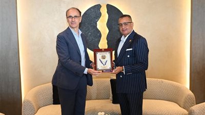 جنوب سيناء تهدي درع المحافظة لرئيس وزراء صربيا