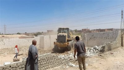 إزالة 8 حالات تعدٍ على أرض أملاك دولة بقرية دندره